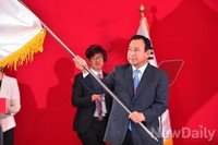 [포토]새누리당 당기흔드는 이완구 대표