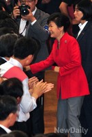 [포토]전당대회 후보들과 인사 나누는 박근혜 대통령