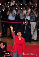 [포토]당원들에게 손 흔드는 박근혜 대통령