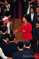 [포토]후보들과 악수 나누는 박근혜 대통령