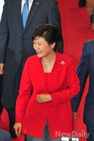 [포토]전당대회장 떠나는 박근혜 대통령