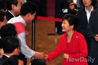 [포토]악수 나누는 박근혜 대통령과 김태호 의원