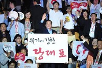 [포토]지지자들과 함께 한표 호소하는 서청원 후보