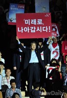 [포토]지지자들과 함께 한표 호소하는 김무성 후보