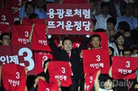 [포토]지지 호소하는 이인제 새누리당 의원