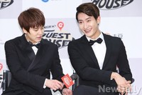 [포토]서로 마이크를 미루는 규현-조미