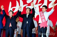 [포토]손들어 인사하는 이인제-김무성-김태호 후보