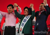 [포토]손들어 인사하는 '홍문종-김을동-박창달' 후보