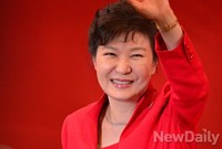 [포토]손 흔드는 박근혜대통령