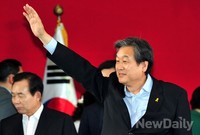 [포토]지지자들에게 감사의 인사 전하는 김무성 새누리당 대표