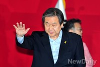 [포토]손 흔들어 인사하는 새누리당 김무성 신임 당대표