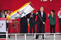 [포토]새누리당 깃발 흔드는 김무성 의원