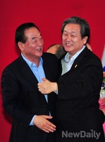 [포토]포옹하는 서청원 최고위원과 김무성 새누리당 신임 당대표
