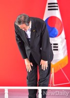 [포토]인사하는 김무성 새누리당 대표