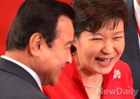 [포토]대화나누는 박근혜 대통령