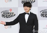 [포토]슈퍼주니어M 게스트하우스, 테너같은 포즈를 취한 성민