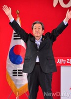 [포토]손 벌려 답례하는 김무성 새누리당 대표