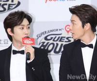 [포토]질문에 답하는 은혁, 바라보는 동해