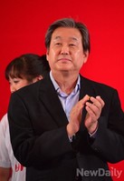 [포토]박수치는 김무성 새누리당 대표