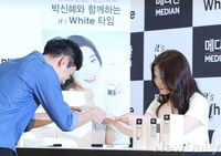 [포토]팬에게 사인 건네는 박신혜