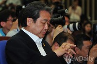 [포토]생각에 잠긴 김무성 새누리당 대표