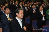 [포토]국민의례하는 김무성 새누리당 대표