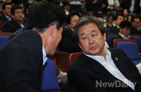 [포토]대화 나누는 '김태호-김무성' 의원