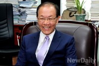 [포토]회견 가지는 황우여 교육부장관 내정자