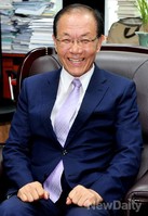 [포토]밝은 표정으로 인터뷰 하는 황우여 교육부장관 내정자