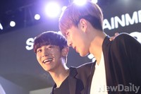 [포토]기다려준 팬들보고 웃는 EXO 찬열- 세훈