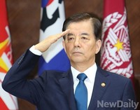[포토]국기에대한 경례하는 한민구 국방부장관