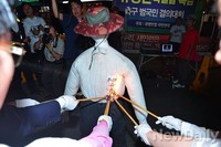 [포토]불 붙는 유병언 인형