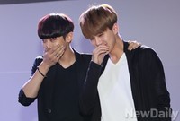 [포토]포즈 취한 후 부끄러워 하는 EXO 찬열-세훈