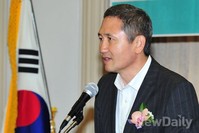 [포토]출판기념회에서 발언하는 김성일 교수