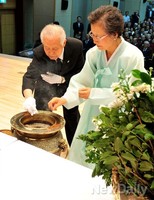 [포토]이승만 박사 추도식서 분향하는 이인수 박사 내외