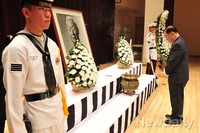 [포토]이승만 박사 제49주기 추모식, 분향 하는 인사들