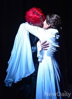 [포토]미나와 키스하는 드라큘라 김준수