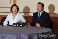 [포토]주례회동에서 대화 나누는 여야 원내대표