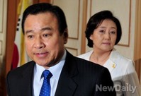 [포토]원내대표회담 위해 떠나는 이완구-박영선