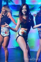 씨스타 '터치 마이 바디'로 14개월만에 컴백