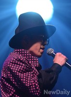 블락비 스타일로 구애하는 'HER'로 컴백