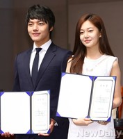 [포토]홍보대사 위촉장 든 여진구-백진희
