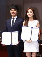 [포토]위촉장 들고 환한 웃음 짓는 여진구-백진희