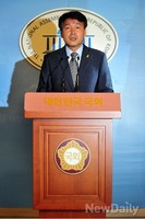 [포토]후보직 사퇴 기자회견 가지는 기동민 후보