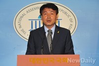 [포토]사퇴 기자회견 가지는 새정치 기동민 후보