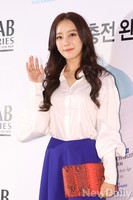 [포토]개미허리 돋보이는 팬츠입은 고우리의 상큼한 손인사