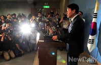 [포토]후보직 사퇴 기자회견 가지는 새정치 기동민 후보