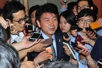 [포토]기자들의 질문에 답하는 새정치 기동민 후보