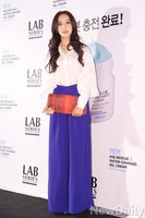 [포토]블루 롱팬츠에 개미허리 뽐내며 등장한 고우리 