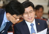 [포토]보좌진과 대화 나누는 황교안 법무부 장관